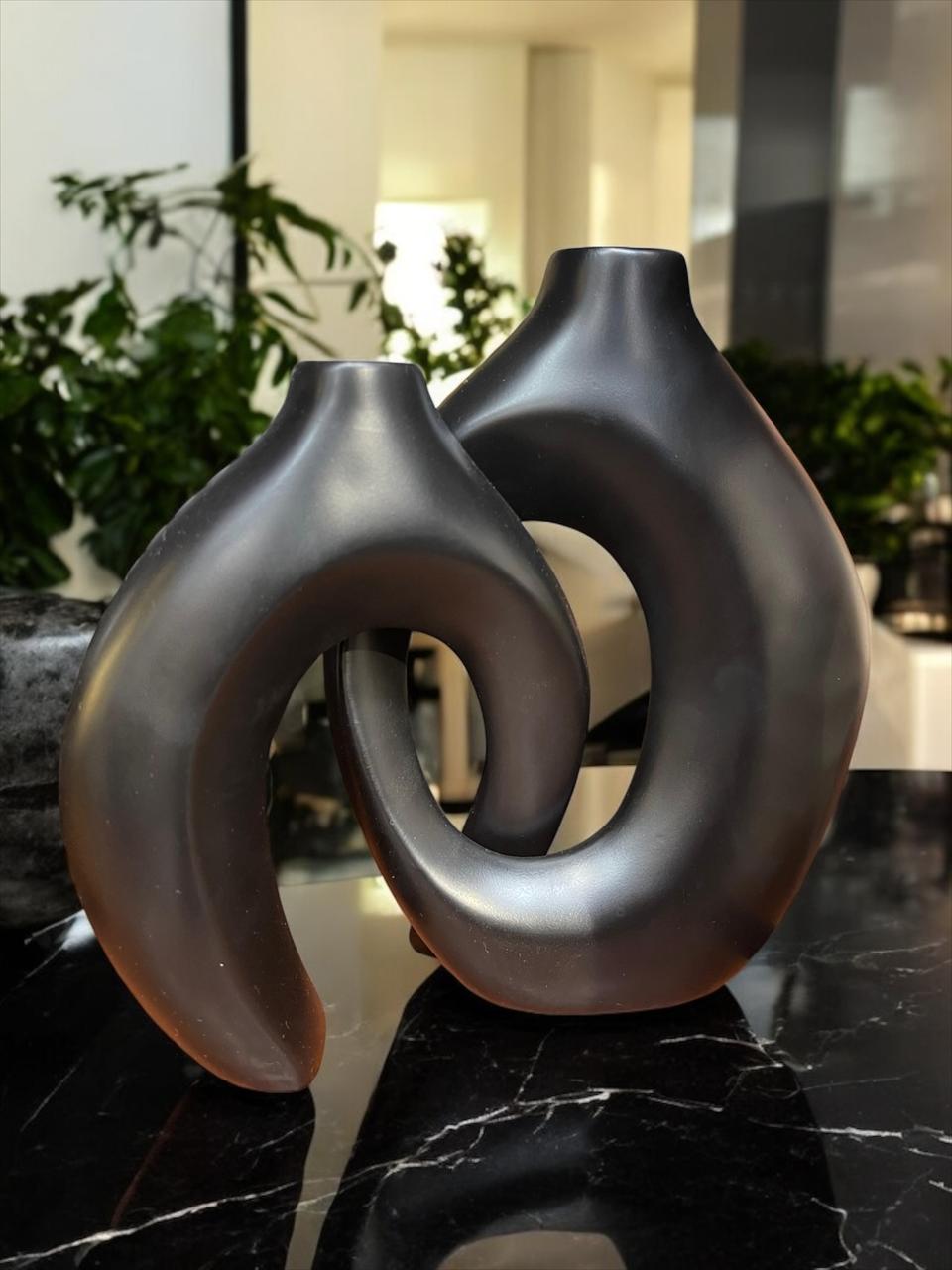 Modern Art-Inspired Ceramic Vase – Dual Flow Design